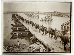 Przeprawa dragonów austrowęgierskich przez rzekę Dniestr pod Haliczem po moście pontonowym wybudowanym przez 3 Pułk Piechoty Austro-Węgier w Czechach, 1915.